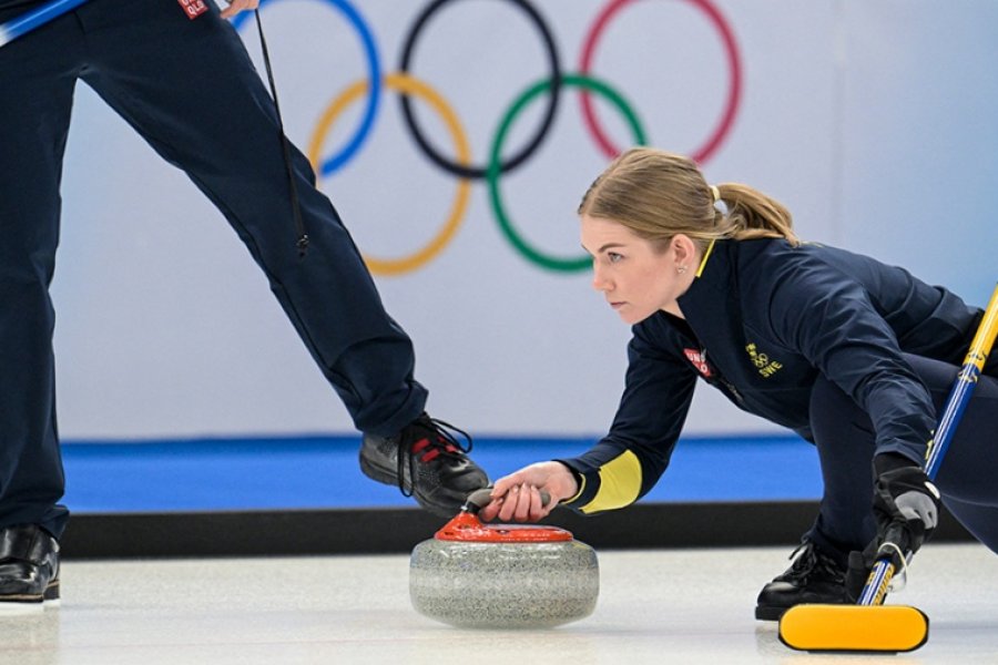El curling comienza la actividad olímpica mientras la llama recorre Pekín