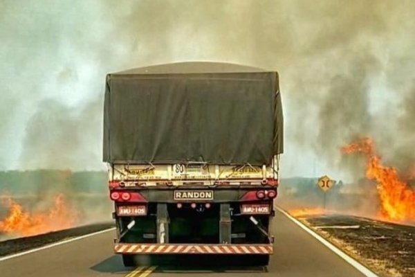 Corrientes: Impactante foto de la Ruta 12 cercada por el fuego