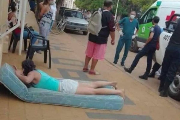 Insólita protesta en Alvear: Llevó su colchón y se instaló en la vereda de la Municipalidad
