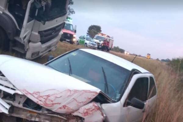 Un camión volcó en la ruta y un auto chocó contra el acoplado