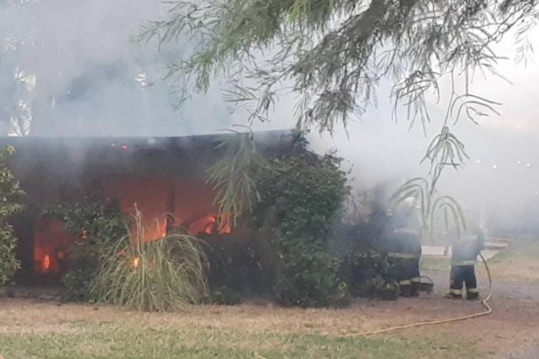 Incendio en un quincho destruyó tres motos y un auto