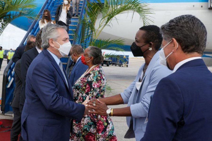 Fernández llegó a Barbados y se entrevistará mañana con la primera ministra