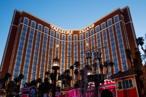 Una máquina tragamonedas en Las Vegas no funcionó y no le avisó a un turista que había ganado. Esto fue lo que ocurrió después