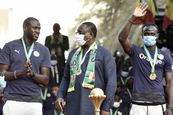 Premian con dinero y terrenos a los jugadores de Senegal por ganar la Copa África