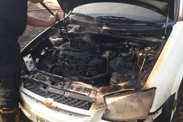 VIDEO| Al menos tres autos se quemaron en un feroz incendio sobre Ruta 12
