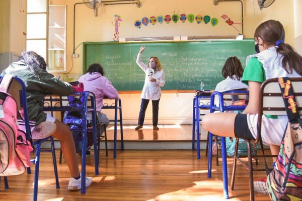 Tras el receso de invierno, varios distritos sumarán una hora de clases más por día