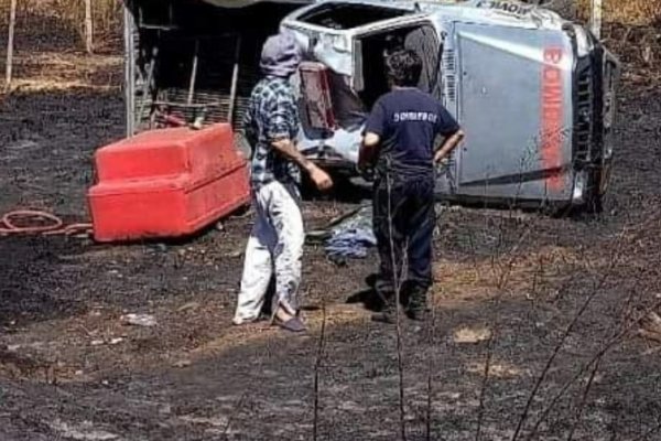 Bomberos se dirigían a un incendio y terminaron volcando