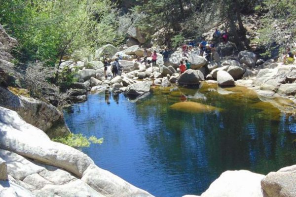 Un hombre cayó al río con su hija, se golpeó la cabeza mientras trataba de salvarla y murió