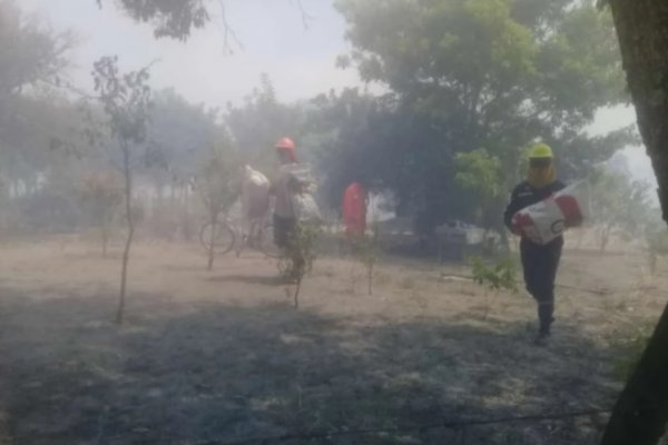 El fuego no da tregua: evacuaron varias familias en San Miguel