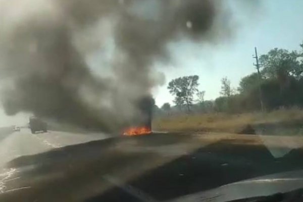 Se incendió un auto por Ruta N°5