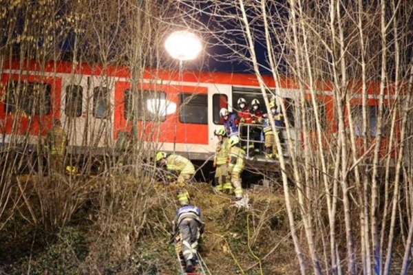 Alemania: Al menos un muerto y 30 heridos tras el choque de dos trenes