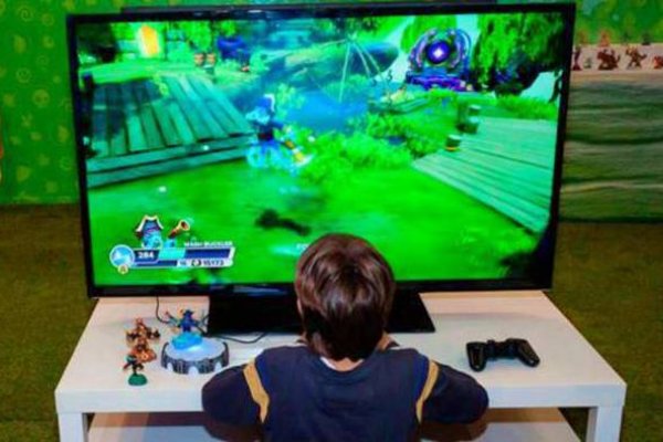 El tiempo de juego con dispositivos electrónicos en niños y adolescentes es superior a 5 horas y media por día