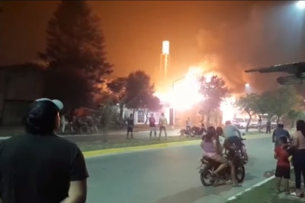VIDEO| Impactante incendio consumió una maderera de Corrientes