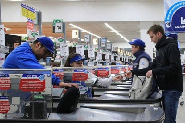 Prohibieron la exhibición de alimentos ultraprocesados en las líneas de cajas