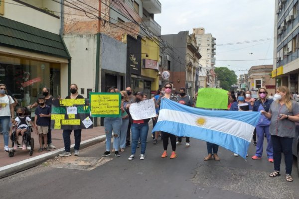 Padres de chicos con discapacidad reclamaron frente a sede del IOSCor