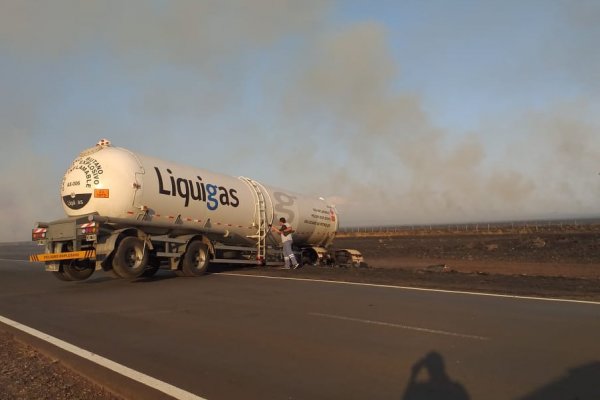 Un camión de gas quedó rodeado por el fuego en Ruta 14