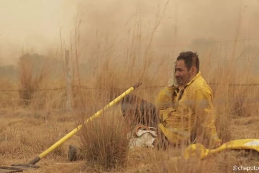 Incendios en Corrientes: ¿Quién es el bombero de la foto viral?
