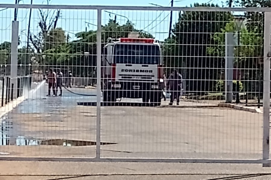 En Santo Tomé usan autobomba para limpiar corsódromo