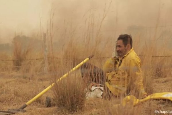 Conmovedora foto de un bombero que refleja el drama en Corrientes