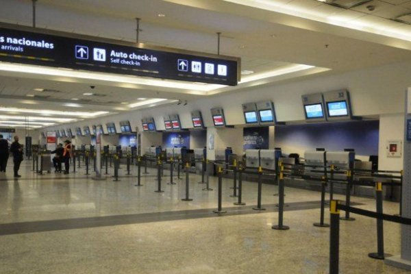 Arrancó el paro de controladores aéreos: Cientos de vuelos fueron reprogramados