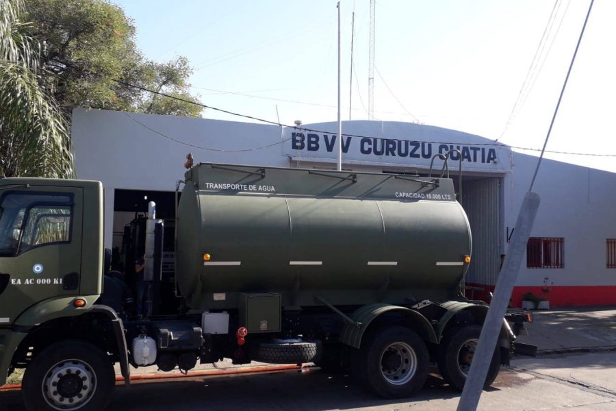 El Ejército abastece a un cuartel con un camión cisterna de 10 mil litros