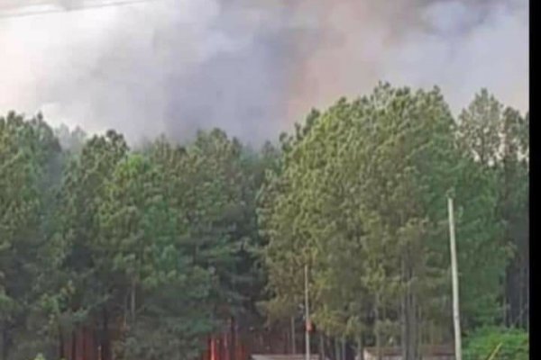 Evacuan familias en el Paraje Santa Tecla por los incendios