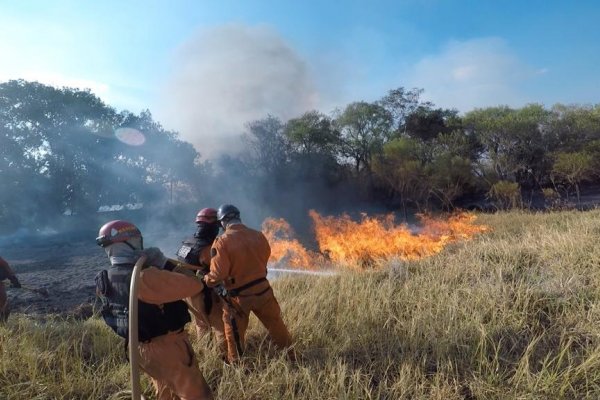 San Miguel: Impactantes imágenes del incendió en Colonia Caimán