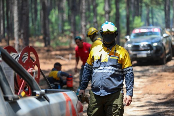 Bomberos Voluntarios de La Rioja llevan raciones envasadas a los bomberos de Corrientes