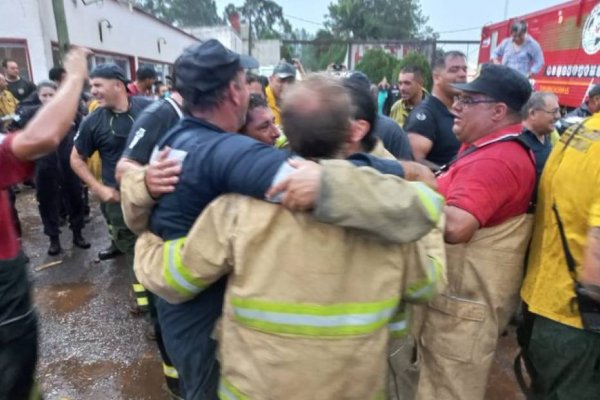 VIDEO | Diluvia en Corrientes: La alegría de los bomberos que combaten el fuego