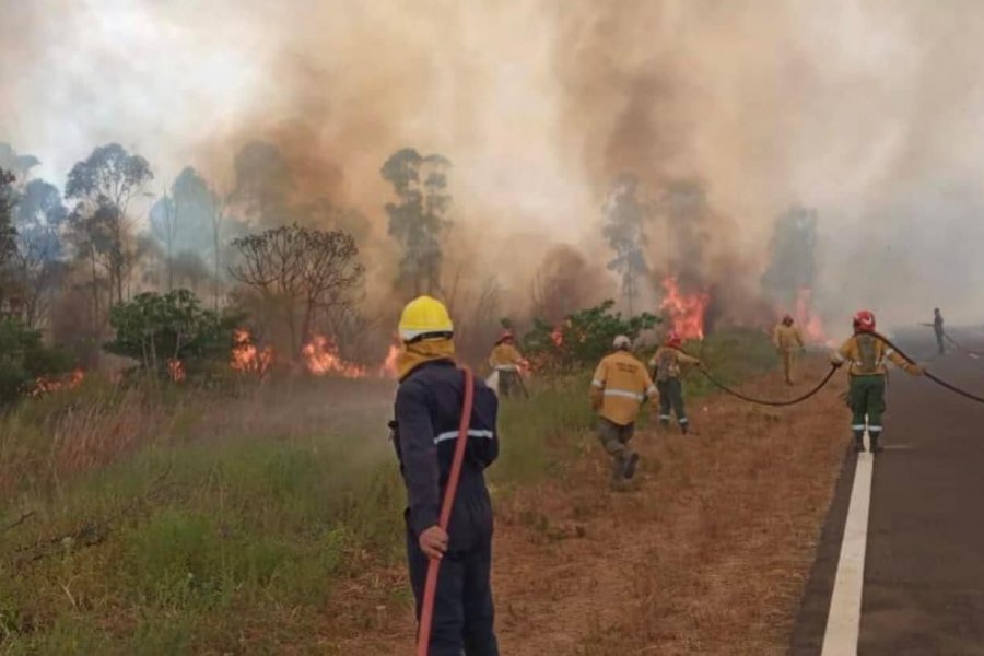 Heroica lucha de los bomberos correntinos contra al fuego