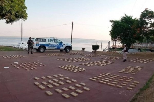 Narcos arrojaron más de 300 kilos de droga al río para evitar ser capturados