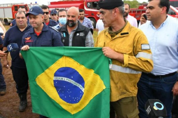 Brigadistas luego del combate con el fuego se retiran de Corrientes