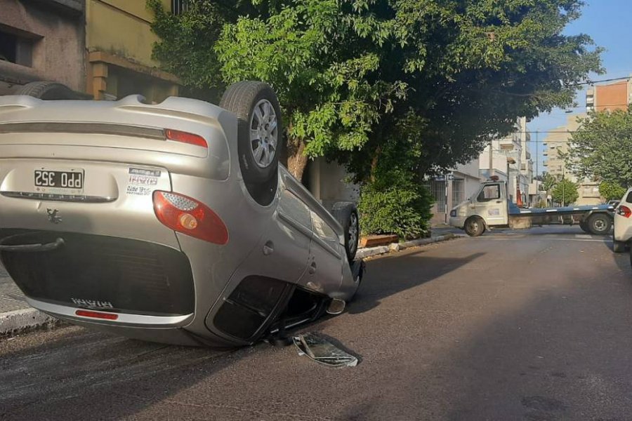 VIDEO | Un auto volcó en pleno barrio Cambá Cuá