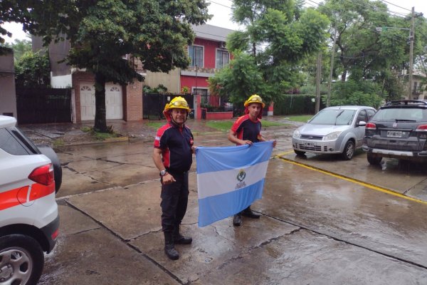 Emotiva recibida a bomberos de Varela que estuvieron en Corrientes