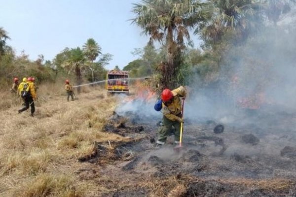 Brigadistas tucumanos mantienen una guardia de cenizas en Corrientes