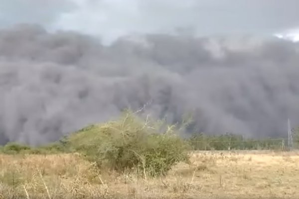 VIDEO| Impactantes imágenes de la pared de cenizas que se levantó en Corrientes