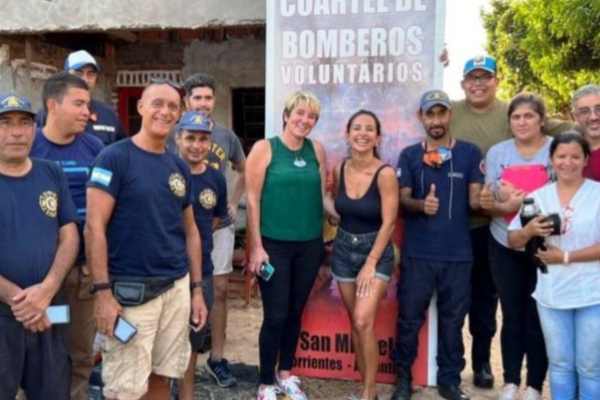 La correntina Lourdes Sánchez visitó el Cuartel de Bomberos