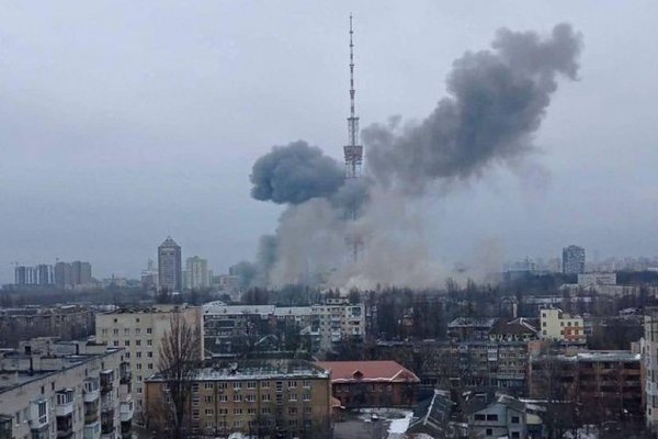 Rusia bombardeó una torre de televisión en Kiev y hay cinco muertos