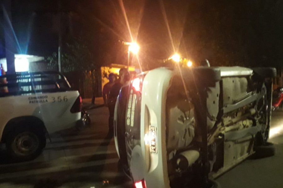 Remisero se durmió y volcó: Vecinos debieron sacarlo del vehículo