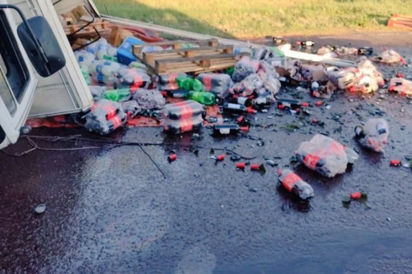 Santa Lucía: Volcó un camión distribuidor de bebidas