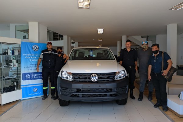 Los bomberos de San Miguel recibieron la camioneta comprada por Santi Maratea