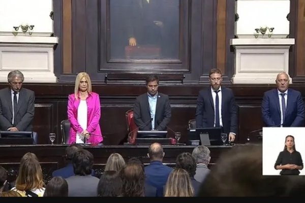 Kicillof pidió un minuto de silencio por las víctimas del Covid, la guerra en Ucrania y los caídos en Malvinas