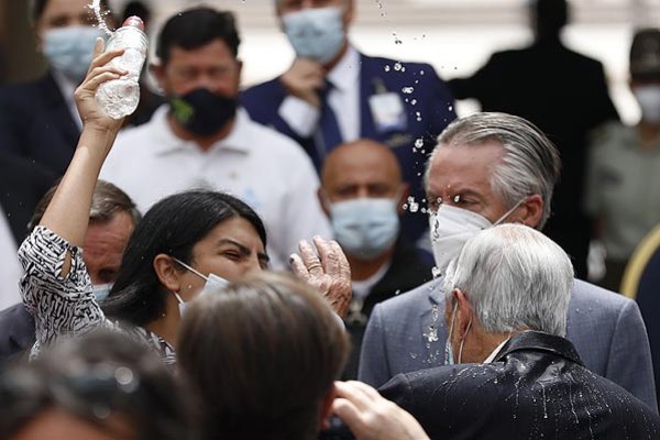Una mujer le tiró agua a Sebastián Piñera durante un acto