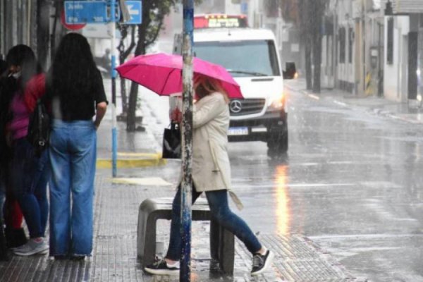 Desde la medianoche se registra intensa lluvia sobre la capital correntina