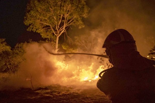 Continúan activos dos focos de incendios en Corrientes y Río Negro