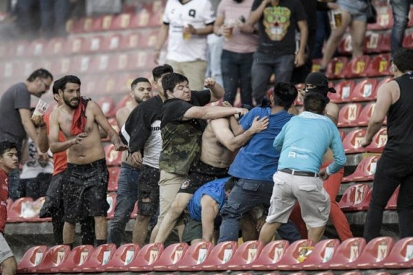 Suspendieron a cinco funcionarios de seguridad tras los violentos incidentes en el fútbol