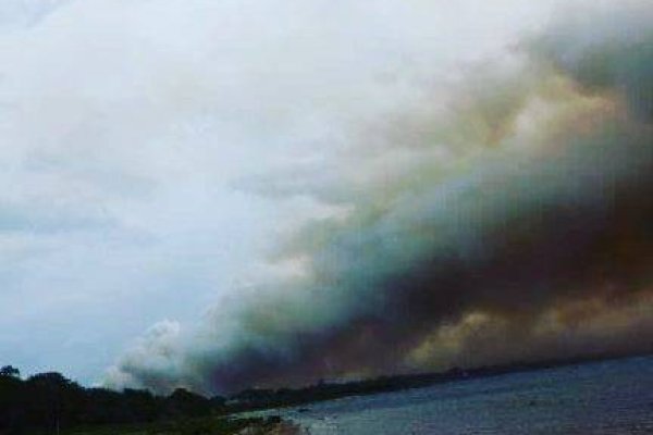 La localidad de Ituzaingó se cubrió de humo y cenizas