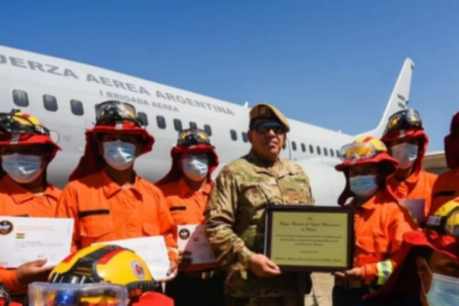 Entregaron un reconocimiento a brigadistas bolivianos que ayudaron en los incendios
