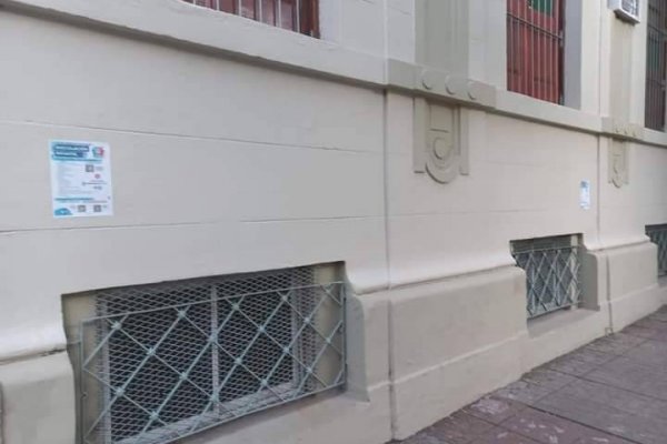 Pegaron carteles con mensajes antivacunas en las paredes de una escuela