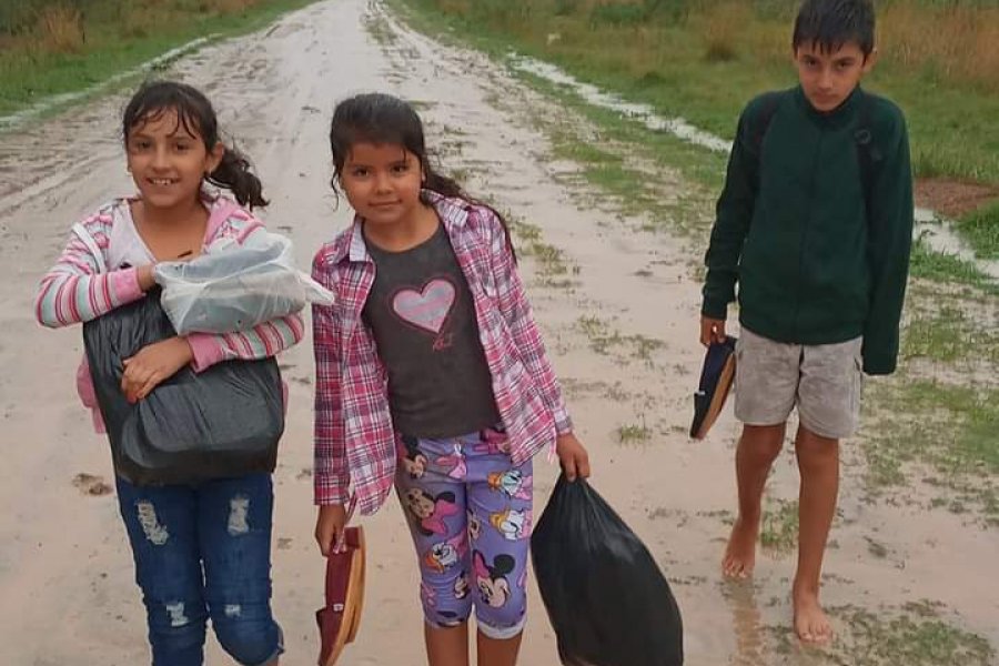 El amor a enseñar: Maestro y alumnos recorren kilómetros para ir a una escuela Plurigrado